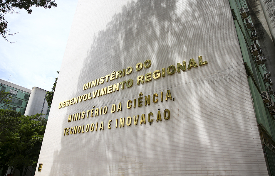MCTI defende regulação de IA com menos regras e mais princípios