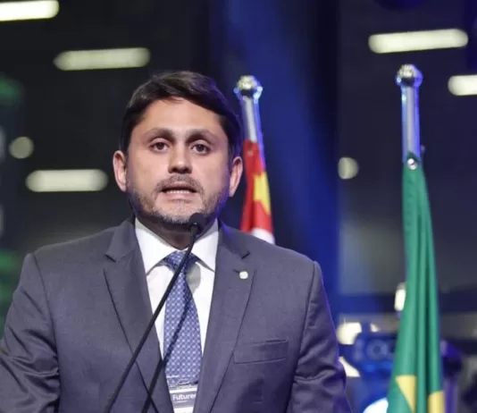 PL dos postes: relator propõe teto, desconto em área rural e posteiro facultativo